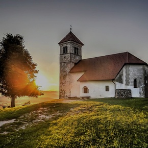 Sončni zahod ob cerkvi