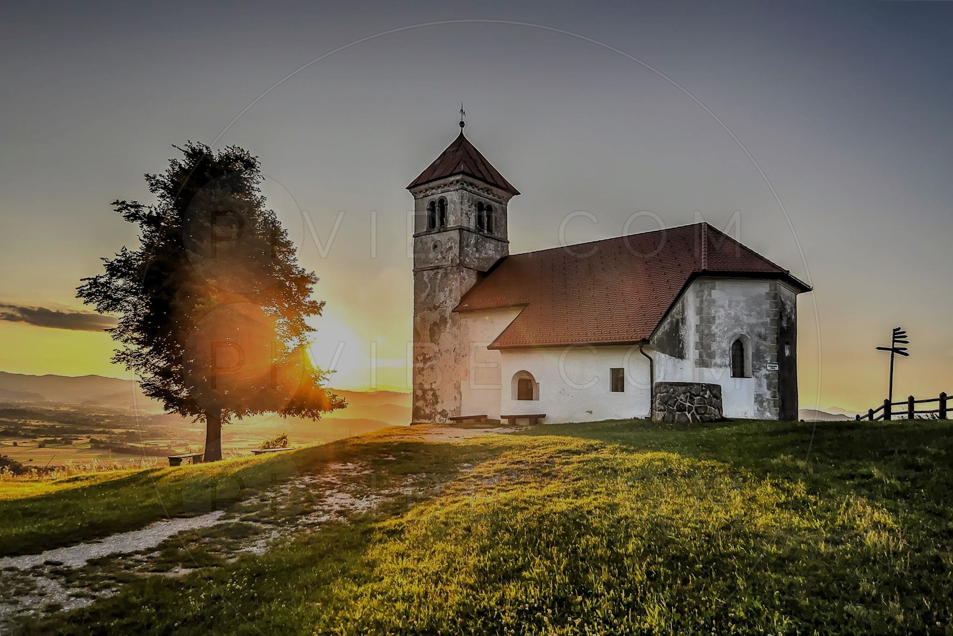 Sončni zahod ob cerkvi